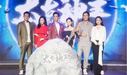 进娱乐圈吃瓜却红了